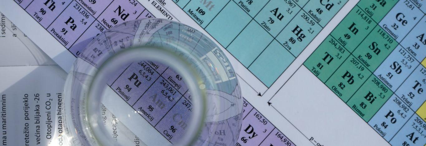 tabela períodica e recipiente de alguém que está estudando química enem