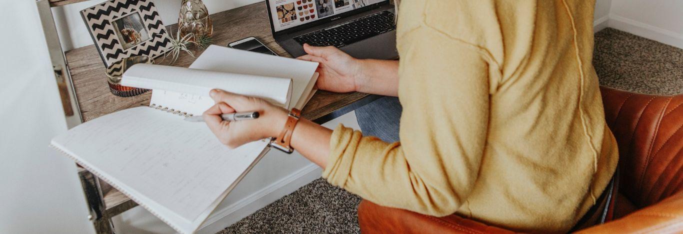 pessoa abrindo um livro para estudar para o enem em 2 meses