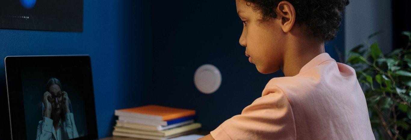 Imagem de uma criança estudando para ilustrar artigo sobre inscrição encceja