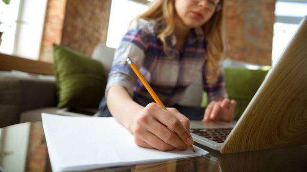 pessoa aprenendo a calcular a nota do Encceja