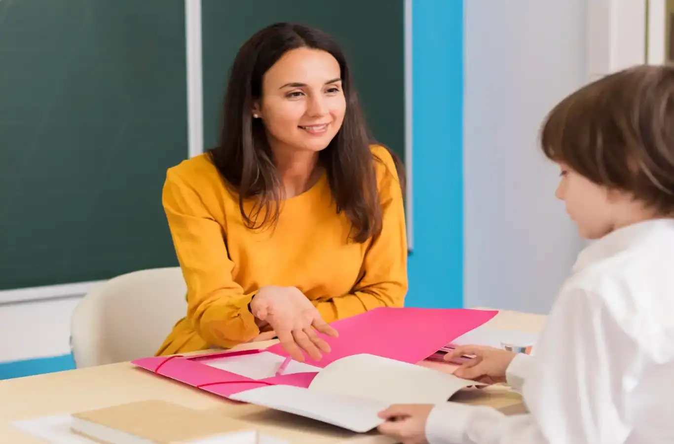 Pedagoga conversando com aluno para ilustrar texto sobre orientação educacional