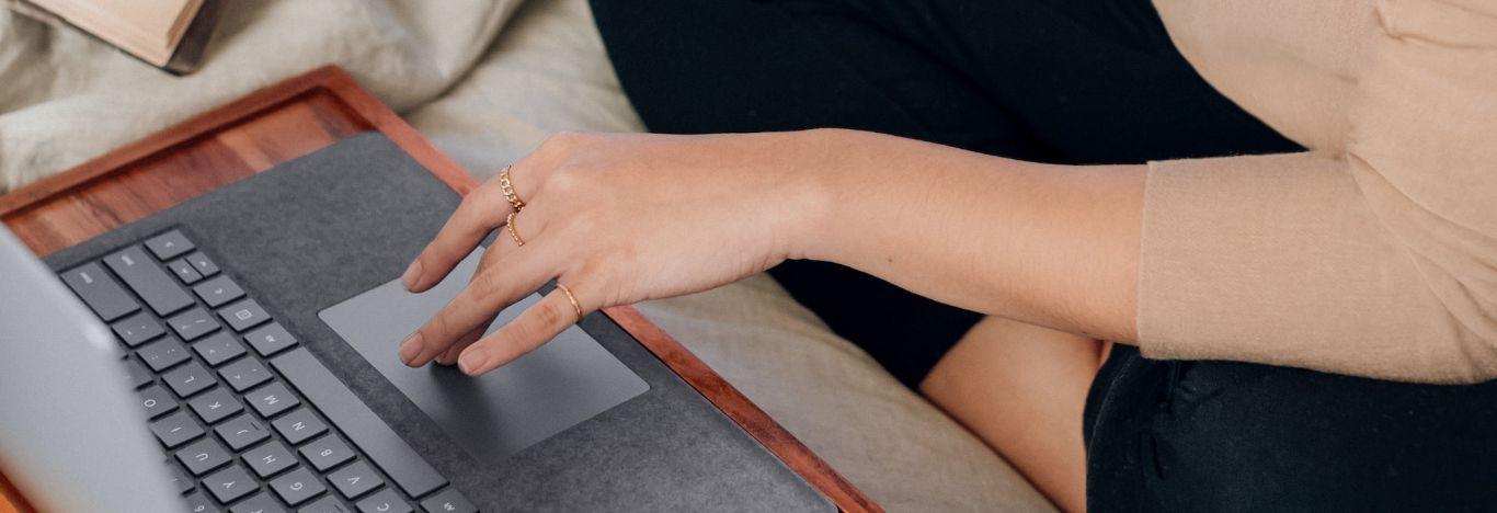 pessoa pesquisando em um notebook como funciona o sisu