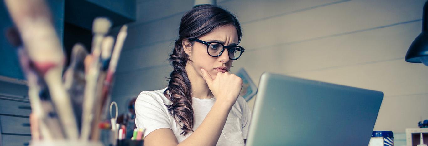 menina com o notebook aberto estudando o que cai em filosofia no Enem