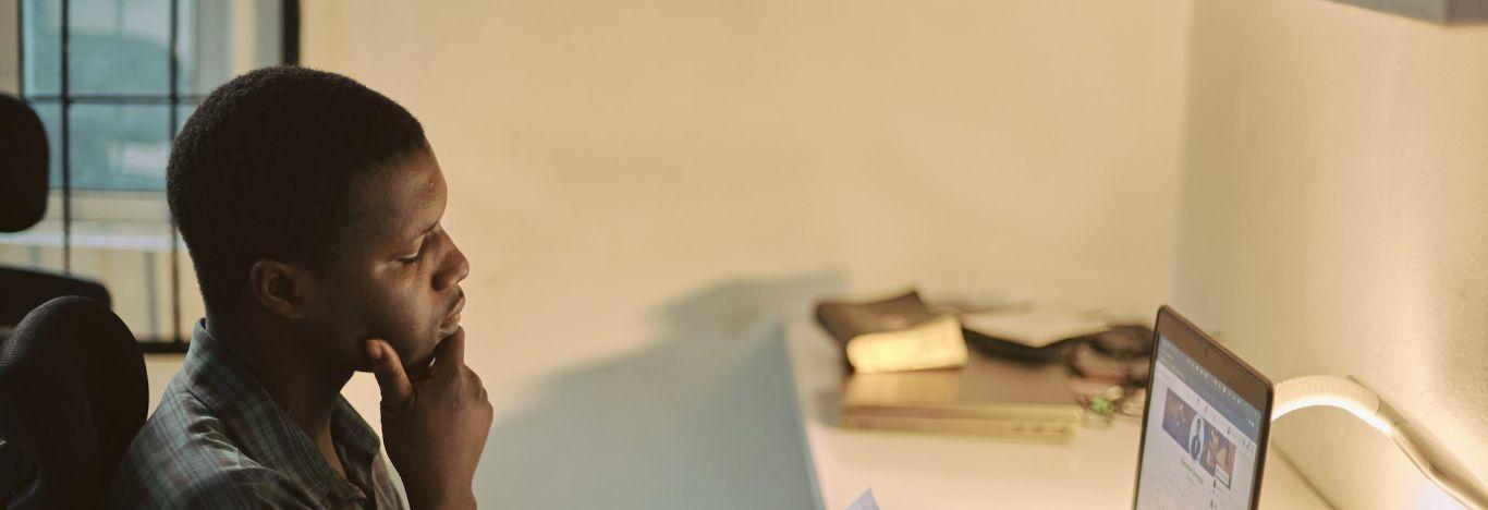 menino procurando em um notebook como funciona o fies para medicina