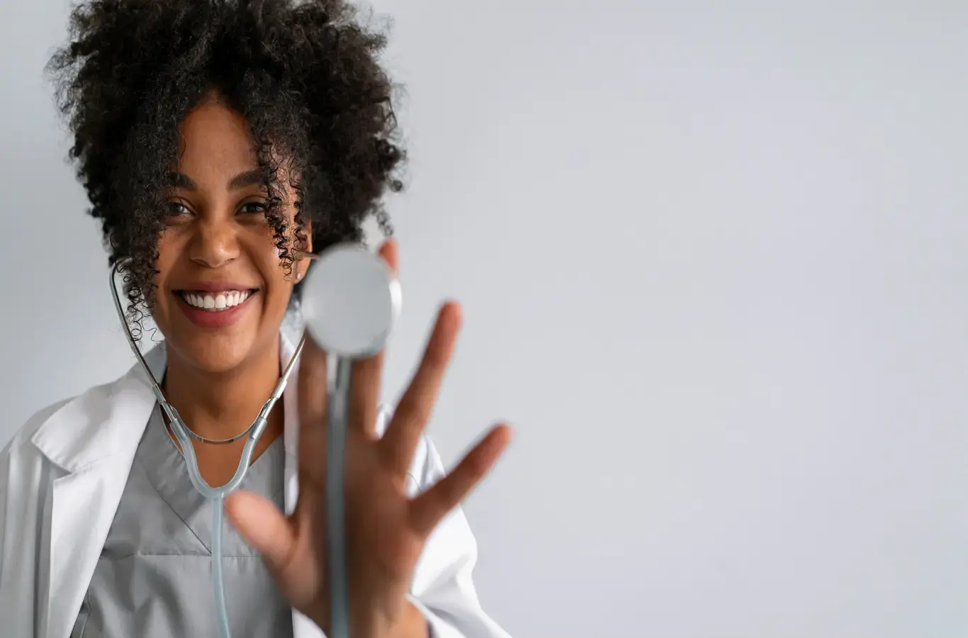 médica usando um jaleco e segurando um estetoscópio para ilustrar o conteúdo sobre faculdade de medicina no rio de janeiro